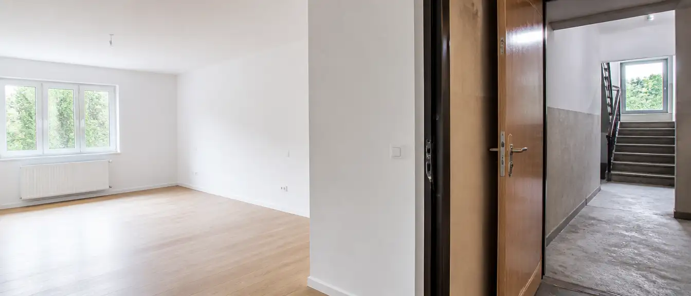 老屋翻修白蟻防治工法：技師在舊公寓拆除後進行鑽孔注藥